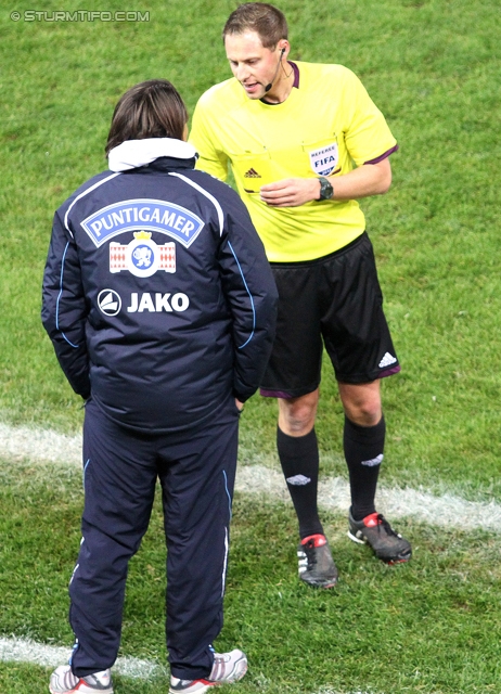 Sturm Graz - Ried
Oesterreichische Fussball Bundesliga, 16. Runde, SK Sturm Graz - SV Ried, Stadion Liebenau Graz, 17.11.2012. 

Foto zeigt Peter Hyballa (Cheftrainer Sturm) und Schiedsrichter Harald Lechner
