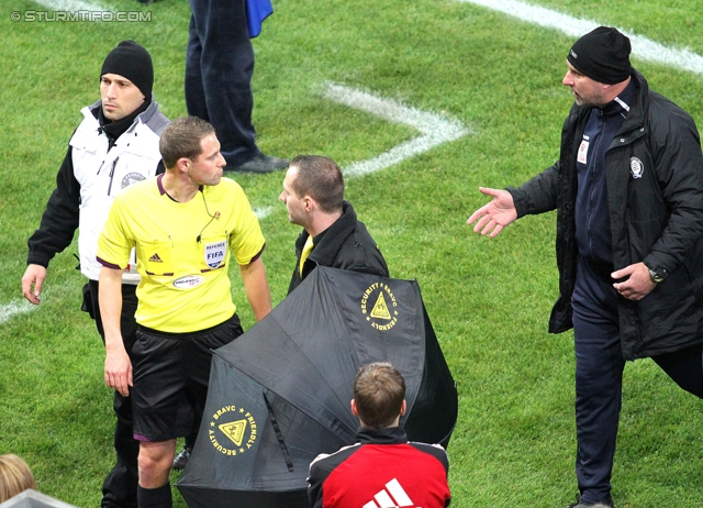 Sturm Graz - Ried
Oesterreichische Fussball Bundesliga, 16. Runde, SK Sturm Graz - SV Ried, Stadion Liebenau Graz, 17.11.2012. 

Foto zeigt Schiedsrichter Harald Lechner, Security und Kazimierz Sidorczuk (Tormanntrainer Sturm)
