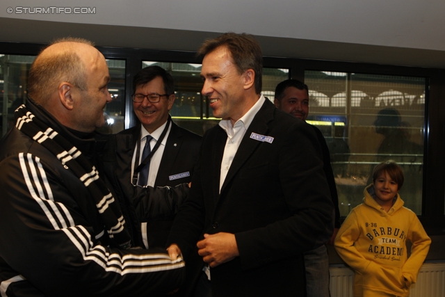 Sturm Mitgliederehrung
Oesterreichische Fussball Bundesliga, SK Sturm Graz Mitgliederehrung, Stadion Liebenau Graz, 17.11.2012. 

Foto zeigt ein Vereinsmitglied von Sturm und Christian Jauk (Praesident Sturm)
