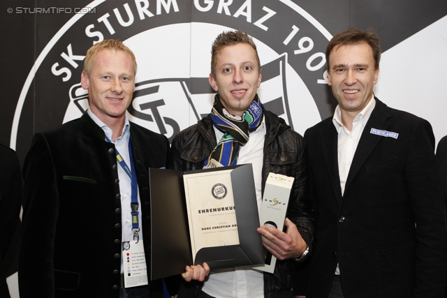 Sturm Mitgliederehrung
Oesterreichische Fussball Bundesliga, SK Sturm Graz Mitgliederehrung, Stadion Liebenau Graz, 17.11.2012. 

Foto zeigt Peter Schaller (Vorstand Sturm), ein Vereinsmitglied von Sturm und Christian Jauk (Praesident Sturm)
