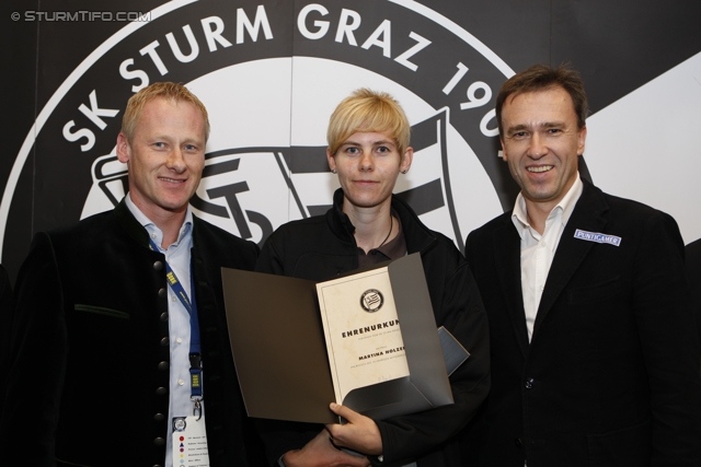 Sturm Mitgliederehrung
Oesterreichische Fussball Bundesliga, SK Sturm Graz Mitgliederehrung, Stadion Liebenau Graz, 17.11.2012. 

Foto zeigt Peter Schaller (Vorstand Sturm), ein Vereinsmitglied von Sturm und Christian Jauk (Praesident Sturm)
