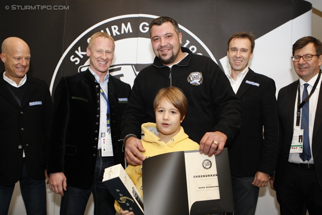 Sturm Mitgliederehrung
Oesterreichische Fussball Bundesliga, SK Sturm Graz Mitgliederehrung, Stadion Liebenau Graz, 17.11.2012. 

Foto zeigt Gerhard Goldbrich (General Manager Sturm), Peter Schaller (Vorstand Sturm), ein Vereinsmitglied von Sturm. Christian Jauk (Praesident Sturm) und Ernst Wustinger (Vorstand Sturm) 
