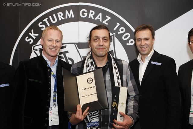 Sturm Mitgliederehrung
Oesterreichische Fussball Bundesliga, SK Sturm Graz Mitgliederehrung, Stadion Liebenau Graz, 17.11.2012. 

Foto zeigt Peter Schaller (Vorstand Sturm), ein Vereinsmitglied von Sturm und Christian Jauk (Praesident Sturm)
