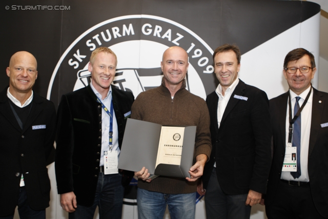 Sturm Mitgliederehrung
Oesterreichische Fussball Bundesliga, SK Sturm Graz Mitgliederehrung, Stadion Liebenau Graz, 17.11.2012. 

Foto zeigt Gerhard Goldbrich (General Manager Sturm), Peter Schaller (Vorstand Sturm), ein Vereinsmitglied von Sturm, Christian Jauk (Praesident Sturm) und Ernst Wustinger (Vorstand Sturm) 
