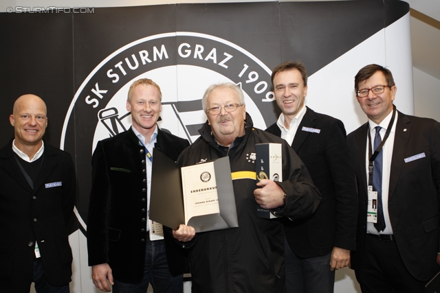 Sturm Mitgliederehrung
Oesterreichische Fussball Bundesliga, SK Sturm Graz Mitgliederehrung, Stadion Liebenau Graz, 17.11.2012. 

Foto zeigt Gerhard Goldbrich (General Manager Sturm), Peter Schaller (Vorstand Sturm), ein Vereinsmitglied von Sturm, Christian Jauk (Praesident Sturm) und Ernst Wustinger (Vorstand Sturm) 
