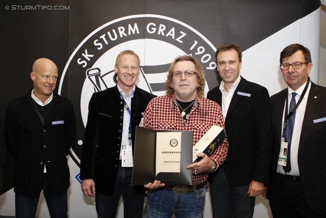 Sturm Mitgliederehrung
Oesterreichische Fussball Bundesliga, SK Sturm Graz Mitgliederehrung, Stadion Liebenau Graz, 17.11.2012. 

Foto zeigt Gerhard Goldbrich (General Manager Sturm), Peter Schaller (Vorstand Sturm), ein Vereinsmitglied von Sturm, Christian Jauk (Praesident Sturm) und Ernst Wustinger (Vorstand Sturm) 
