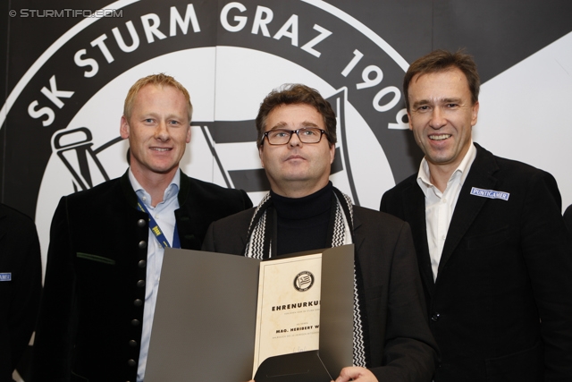 Sturm Mitgliederehrung
Oesterreichische Fussball Bundesliga, SK Sturm Graz Mitgliederehrung, Stadion Liebenau Graz, 17.11.2012. 

Foto zeigt Peter Schaller (Vorstand Sturm), ein Vereinsmitglied von Sturm und Christian Jauk (Praesident Sturm)
