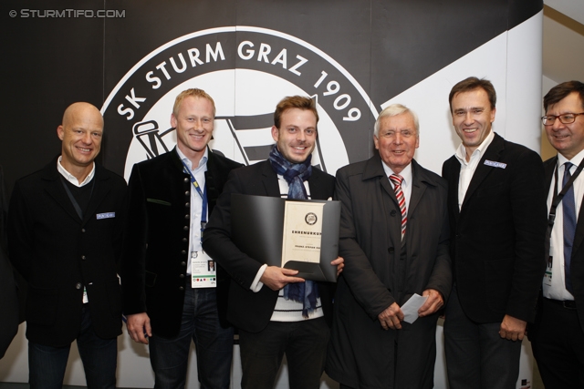 Sturm Mitgliederehrung
Oesterreichische Fussball Bundesliga, SK Sturm Graz Mitgliederehrung, Stadion Liebenau Graz, 17.11.2012. 

Foto zeigt Gerhard Goldbrich (General Manager Sturm), Peter Schaller (Vorstand Sturm), ein Vereinsmitglied von Sturm, Franz Gady (Ehrenpraesident Sturm), Christian Jauk (Praesident Sturm) und Ernst Wustinger (Vorstand Sturm) 
