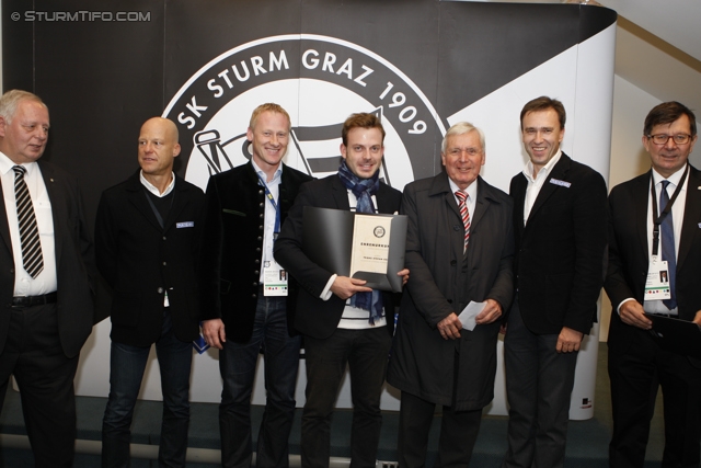 Sturm Mitgliederehrung
Oesterreichische Fussball Bundesliga, SK Sturm Graz Mitgliederehrung, Stadion Liebenau Graz, 17.11.2012. 

Foto zeigt Hans Fedl (Ehrenpraesident Sturm), Gerhard Goldbrich (General Manager Sturm), Peter Schaller (Vorstand Sturm), ein Vereinsmitglied von Sturm, Franz Gady (Ehrenpraesident Sturm), Christian Jauk (Praesident Sturm) und Ernst Wustinger (Vorstand Sturm) 
