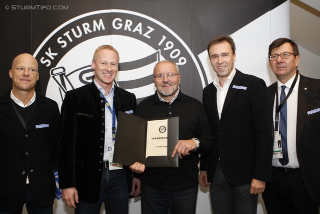 Sturm Mitgliederehrung
Oesterreichische Fussball Bundesliga, SK Sturm Graz Mitgliederehrung, Stadion Liebenau Graz, 17.11.2012. 

Foto zeigt Gerhard Goldbrich (General Manager Sturm), Peter Schaller (Vorstand Sturm), ein Vereinsmitglied von Sturm, Christian Jauk (Praesident Sturm) und Ernst Wustinger (Vorstand Sturm) 
