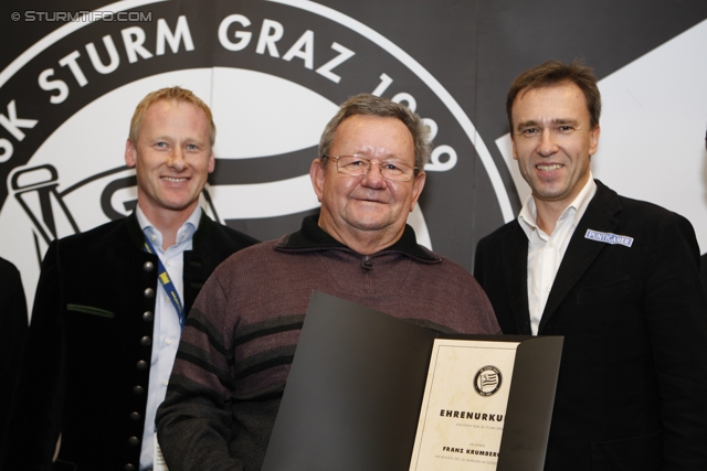 Sturm Mitgliederehrung
Oesterreichische Fussball Bundesliga, SK Sturm Graz Mitgliederehrung, Stadion Liebenau Graz, 17.11.2012. 

Foto zeigt Peter Schaller (Vorstand Sturm), ein Vereinsmitglied von Sturm und Christian Jauk (Praesident Sturm)
