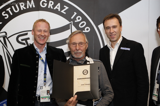 Sturm Mitgliederehrung
Oesterreichische Fussball Bundesliga, SK Sturm Graz Mitgliederehrung, Stadion Liebenau Graz, 17.11.2012. 

Foto zeigt Peter Schaller (Vorstand Sturm), ein Vereinsmitglied von Sturm und Christian Jauk (Praesident Sturm)
