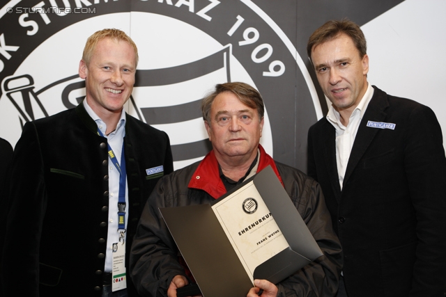 Sturm Mitgliederehrung
Oesterreichische Fussball Bundesliga, SK Sturm Graz Mitgliederehrung, Stadion Liebenau Graz, 17.11.2012. 

Foto zeigt Peter Schaller (Vorstand Sturm), ein Vereinsmitglied von Sturm und Christian Jauk (Praesident Sturm)
