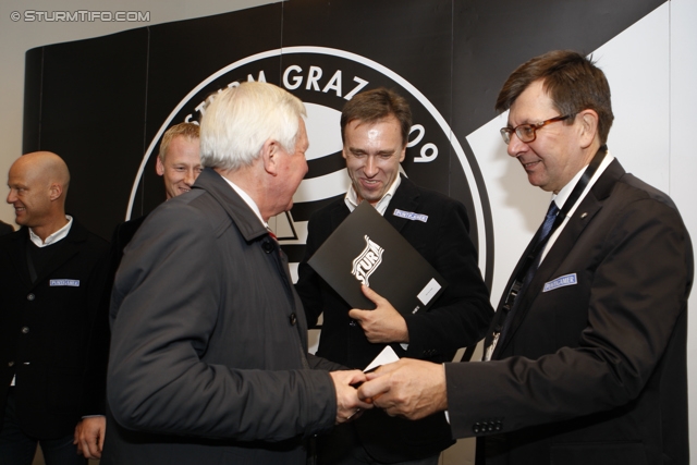 Sturm Mitgliederehrung
Oesterreichische Fussball Bundesliga, SK Sturm Graz Mitgliederehrung, Stadion Liebenau Graz, 17.11.2012. 

Foto zeigt Franz Gady (Ehrenpraesident Sturm), Christian Jauk (Praesident Sturm) und Ernst Wustinger (Vorstand Sturm) 
