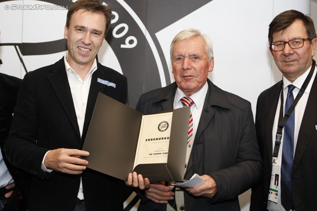 Sturm Mitgliederehrung
Oesterreichische Fussball Bundesliga, SK Sturm Graz Mitgliederehrung, Stadion Liebenau Graz, 17.11.2012. 

Foto zeigt Franz Gady (Ehrenpraesident Sturm), Christian Jauk (Praesident Sturm) und Ernst Wustinger (Vorstand Sturm) 
