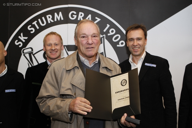 Sturm Mitgliederehrung
Oesterreichische Fussball Bundesliga, SK Sturm Graz Mitgliederehrung, Stadion Liebenau Graz, 17.11.2012. 

Foto zeigt Peter Schaller (Vorstand Sturm), Siegfried Stueckler (ehem. Vorstand Sturm) und Christian Jauk (Praesident Sturm)
