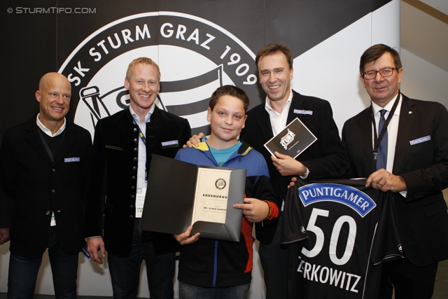 Sturm Mitgliederehrung
Oesterreichische Fussball Bundesliga, SK Sturm Graz Mitgliederehrung, Stadion Liebenau Graz, 17.11.2012. 

Foto zeigt Gerhard Goldbrich (General Manager Sturm),  Peter Schaller (Vorstand Sturm), ein Vereinsmitglied von Sturm, Christian Jauk (Praesident Sturm) und Ernst Wustinger (Vorstand Sturm) 
