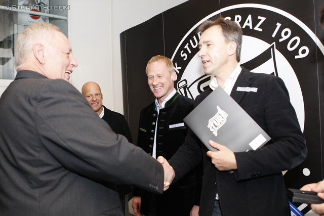 Sturm Mitgliederehrung
Oesterreichische Fussball Bundesliga, SK Sturm Graz Mitgliederehrung, Stadion Liebenau Graz, 17.11.2012. 

Foto zeigt Hans Fedl (Ehrenpraesident Sturm) und Christian Jauk (Praesident Sturm)
