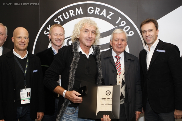 Sturm Mitgliederehrung
Oesterreichische Fussball Bundesliga, SK Sturm Graz Mitgliederehrung, Stadion Liebenau Graz, 17.11.2012. 

Foto zeigt Gerhard Goldbrich (General Manager Sturm), Peter Schaller (Vorstand Sturm), ein Vereinsmitglied von Sturm, Franz Gady (Ehrenpraesident Sturm) und Christian Jauk (Praesident Sturm)
