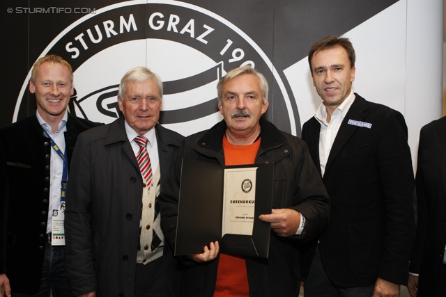 Sturm Mitgliederehrung
Oesterreichische Fussball Bundesliga, SK Sturm Graz Mitgliederehrung, Stadion Liebenau Graz, 17.11.2012. 

Foto zeigt Peter Schaller (Vorstand Sturm), Franz Gady (Ehrenpraesident Sturm), ein Vereinsmitglied von Sturm und Christian Jauk (Praesident Sturm)
