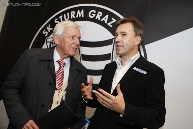 Sturm Mitgliederehrung
Oesterreichische Fussball Bundesliga, SK Sturm Graz Mitgliederehrung, Stadion Liebenau Graz, 17.11.2012. 

Foto zeigt Franz Gady (Ehrenpraesident Sturm) und Christian Jauk (Praesident Sturm)
