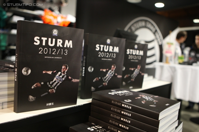 Sturm Jahrbuch Praesentation
Oesterreichische Fussball Bundesliga, SK Sturm Graz Jahrbuch Praesentation, Fanshop Liebenau, 21.11.2012.

Foto zeigt Jahrbuecher
