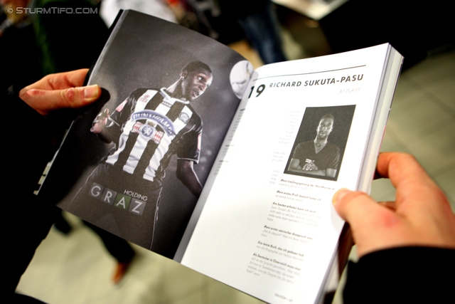 Sturm Jahrbuch Praesentation
Oesterreichische Fussball Bundesliga, SK Sturm Graz Jahrbuch Praesentation, Fanshop Liebenau, 21.11.2012.

Foto zeigt das Jahrbuch
