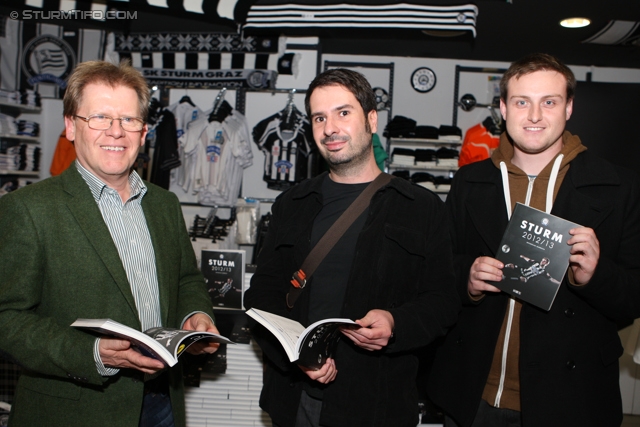 Sturm Jahrbuch Praesentation
Oesterreichische Fussball Bundesliga, SK Sturm Graz Jahrbuch Praesentation, Fanshop Liebenau, 21.11.2012.

Foto zeigt Herbert Troger (Historiker), Christian Wiedner (Satz und Saetze) und Benjamin Sikora (Historiker)
