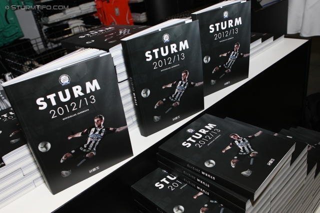 Sturm Jahrbuch Praesentation
Oesterreichische Fussball Bundesliga, SK Sturm Graz Jahrbuch Praesentation, Fanshop Liebenau, 21.11.2012.

Foto zeigt Jahrbuecher
