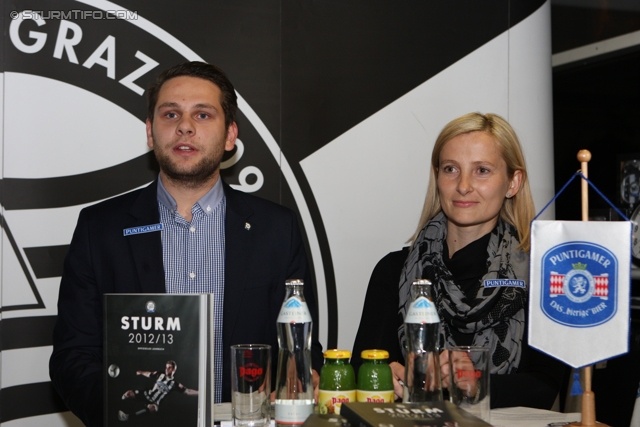 Sturm Jahrbuch Praesentation
Oesterreichische Fussball Bundesliga, SK Sturm Graz Jahrbuch Praesentation, Fanshop Liebenau, 21.11.2012.

Foto zeigt Alexander Fasching (Pressesprecher Sturm) und Daniela Tscherk (wirtschaftl. Geschaeftsfuehrerin Sturm)
