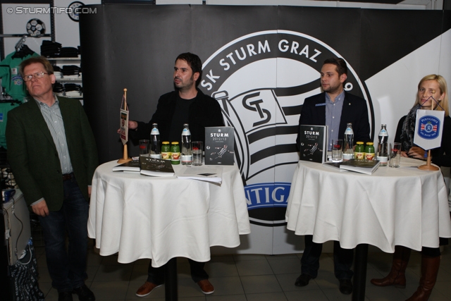 Sturm Jahrbuch Praesentation
Oesterreichische Fussball Bundesliga, SK Sturm Graz Jahrbuch Praesentation, Fanshop Liebenau, 21.11.2012.

Foto zeigt Herbert Troger (Historiker), Christian Wiedner (Satz und Saetze), Alexander Fasching (Pressesprecher Sturm) und Daniela Tscherk (wirtschaftl. Geschaeftsfuehrerin Sturm)
