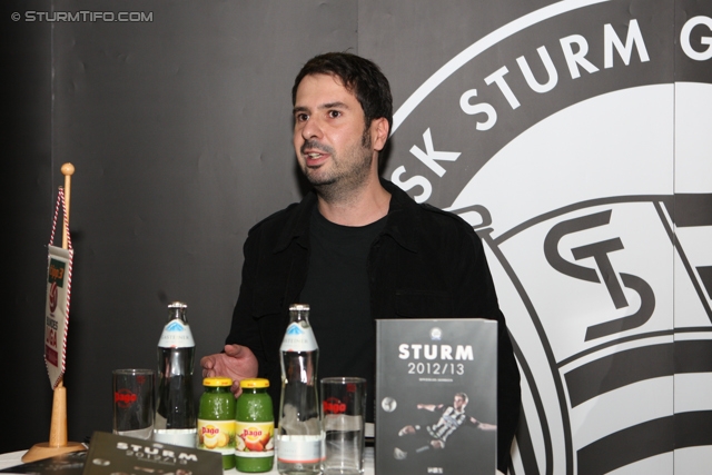 Sturm Jahrbuch Praesentation
Oesterreichische Fussball Bundesliga, SK Sturm Graz Jahrbuch Praesentation, Fanshop Liebenau, 21.11.2012.

Foto zeigt Christian Wiedner (Satz und Saetze)
