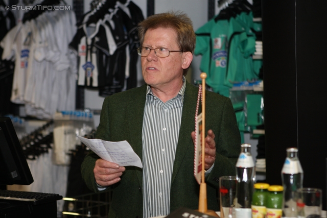 Sturm Jahrbuch Praesentation
Oesterreichische Fussball Bundesliga, SK Sturm Graz Jahrbuch Praesentation, Fanshop Liebenau, 21.11.2012.

Foto zeigt Herbert Troger (Historiker)
