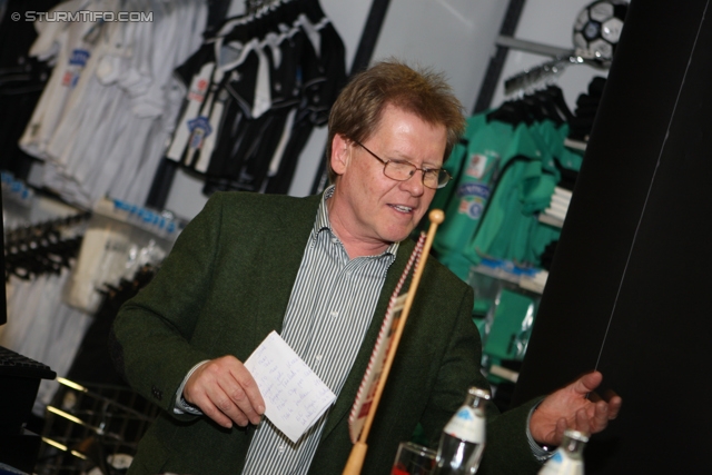 Sturm Jahrbuch Praesentation
Oesterreichische Fussball Bundesliga, SK Sturm Graz Jahrbuch Praesentation, Fanshop Liebenau, 21.11.2012.

Foto zeigt Herbert Troger (Historiker)
