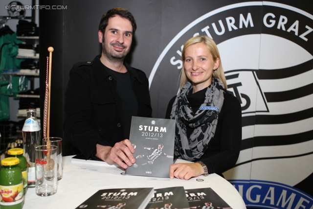 Sturm Jahrbuch Praesentation
Oesterreichische Fussball Bundesliga, SK Sturm Graz Jahrbuch Praesentation, Fanshop Liebenau, 21.11.2012.

Foto zeigt Christian Wiedner (Satz und Saetze) und Daniela Tscherk (wirtschaftl. Geschaeftsfuehrerin Sturm)
