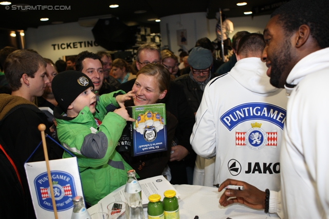 Sturm Jahrbuch Praesentation
Oesterreichische Fussball Bundesliga, SK Sturm Graz Jahrbuch Praesentation, Fanshop Liebenau, 21.11.2012.

Foto zeigt Fans von Sturm und Richard Sukuta-Pasu (Sturm)
