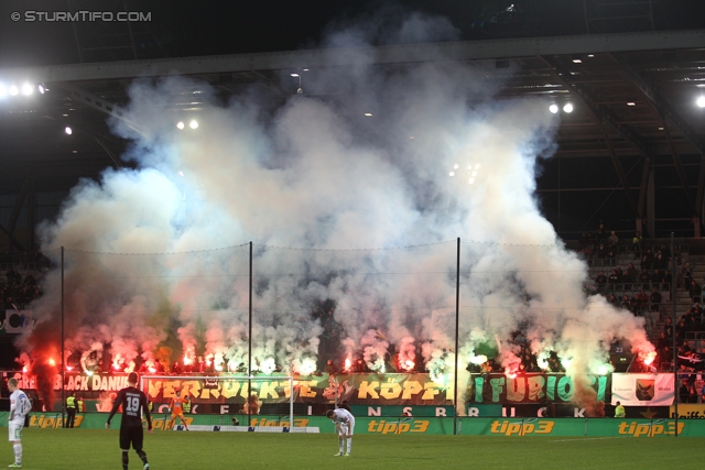 Innsbruck - Sturm Graz
Oesterreichische Fussball Bundesliga, 17. Runde,  FC Wacker Innsbruck - SK Sturm Graz, Tivoli Stadion Innsbruck, 24.11.2012. 

Foto zeigt Fans von Wacker Innsbruck mit einer Choreografie
Schlüsselwörter: pyrotechnik