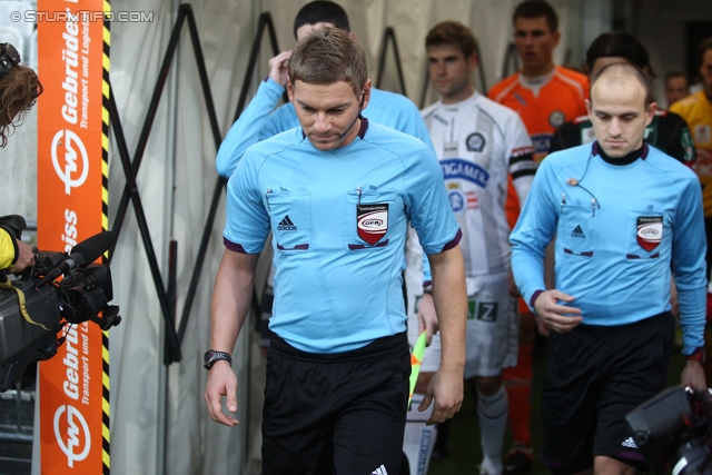 Innsbruck - Sturm Graz
Oesterreichische Fussball Bundesliga, 17. Runde,  FC Wacker Innsbruck - SK Sturm Graz, Tivoli Stadion Innsbruck, 24.11.2012. 

Foto zeigt Schiedsrichter Manuel Schuettengruber und Schiedsrichter-Assistent Clemens Schuettengruber
