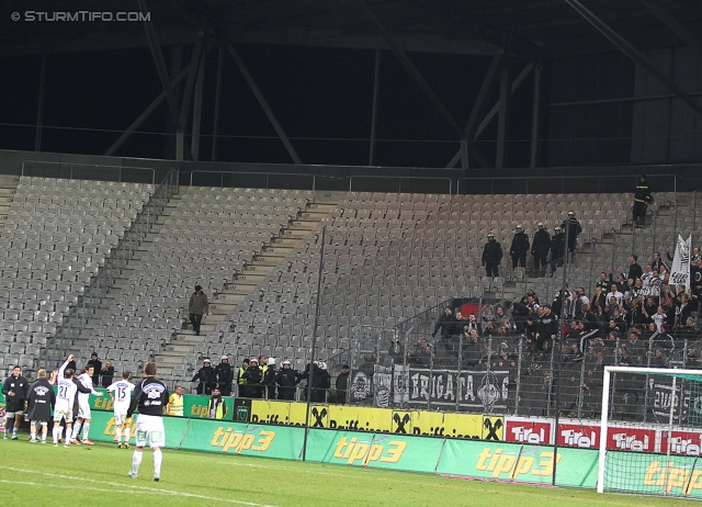 Innsbruck - Sturm Graz
Oesterreichische Fussball Bundesliga, 17. Runde,  FC Wacker Innsbruck - SK Sturm Graz, Tivoli Stadion Innsbruck, 24.11.2012. 

Foto zeigt Spieler von Sturm und Fans von Sturm
