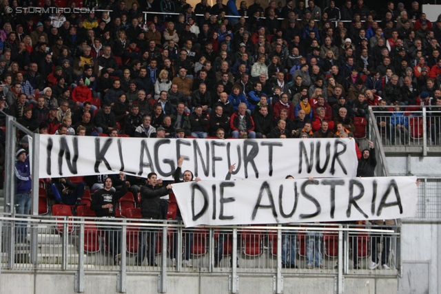 Wolfsberg - Sturm Graz
Oesterreichische Fussball Bundesliga, 13. Runde, Wolfsberg AC - SK Sturm Graz, Woerthereestadion Klagenfurt, 27.11.2012. 

Foto zeigt Fans von Austria Klagenfurt mit einem Spruchband
