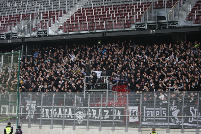 Wolfsberg - Sturm Graz
Oesterreichische Fussball Bundesliga, 13. Runde, Wolfsberg AC - SK Sturm Graz, Woerthereestadion Klagenfurt, 27.11.2012. 

Foto zeigt Fans von Sturm
