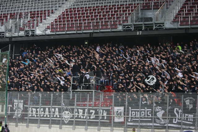 Wolfsberg - Sturm Graz
Oesterreichische Fussball Bundesliga, 13. Runde, Wolfsberg AC - SK Sturm Graz, Woerthereestadion Klagenfurt, 27.11.2012. 

Foto zeigt Fans von Sturm
