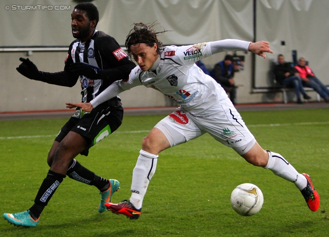 Wolfsberg - Sturm Graz
Oesterreichische Fussball Bundesliga, 13. Runde, Wolfsberg AC - SK Sturm Graz, Woerthereestadion Klagenfurt, 27.11.2012. 

Foto zeigt Richard Sukuta-Pasu (Sturm) und Dario Baldauf (Wolfsberg)
