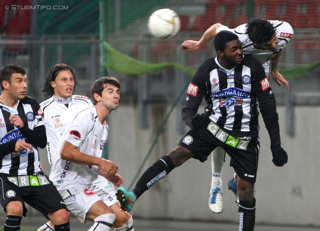 Wolfsberg - Sturm Graz
Oesterreichische Fussball Bundesliga, 13. Runde, Wolfsberg AC - SK Sturm Graz, Woerthereestadion Klagenfurt, 27.11.2012. 

Foto zeigt Richard Sukuta-Pasu (Sturm) und David De Paula Gallardo (Wolfsberg)
Schlüsselwörter: kopfball