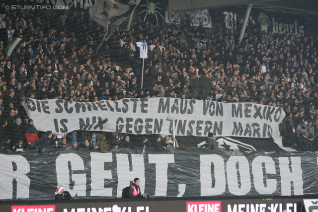 Sturm Graz - Wr. Neustadt
Oesterreichische Fussball Bundesliga, 18. Runde, SK Sturm Graz - SC Wiener Neustadt, Stadion Liebenau Graz, 01.12.2012. 

Foto zeigt Fans von Sturm mit einem Spruchband
