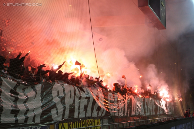 Sturm Graz - Wr. Neustadt
Oesterreichische Fussball Bundesliga, 18. Runde, SK Sturm Graz - SC Wiener Neustadt, Stadion Liebenau Graz, 01.12.2012. 

Foto zeigt Fans von Sturm
Schlüsselwörter: pyrotechnik