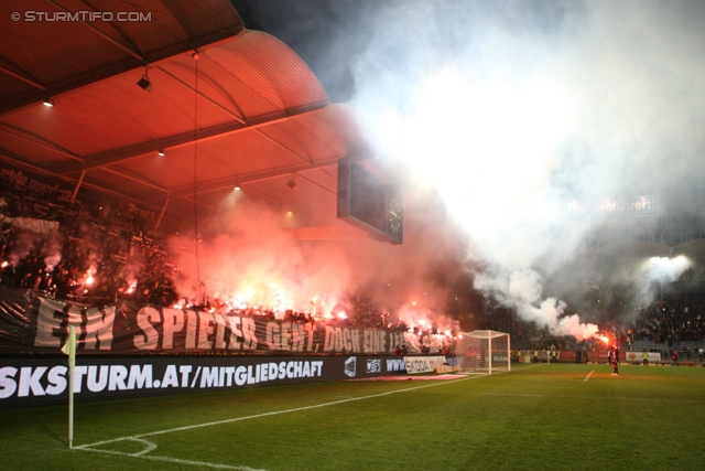 Sturm Graz - Wr. Neustadt
Oesterreichische Fussball Bundesliga, 18. Runde, SK Sturm Graz - SC Wiener Neustadt, Stadion Liebenau Graz, 01.12.2012. 

Foto zeigt Fans von Sturm und Mario Haas (Sturm)
Schlüsselwörter: pyrotechnik