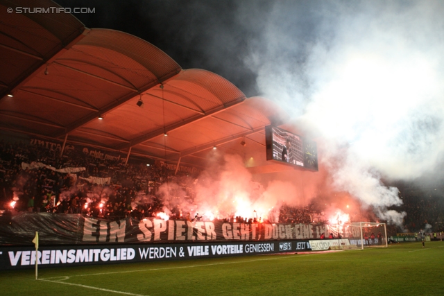 Sturm Graz - Wr. Neustadt
Oesterreichische Fussball Bundesliga, 18. Runde, SK Sturm Graz - SC Wiener Neustadt, Stadion Liebenau Graz, 01.12.2012. 

Foto zeigt Fans von Sturm
Schlüsselwörter: pyrotechnik