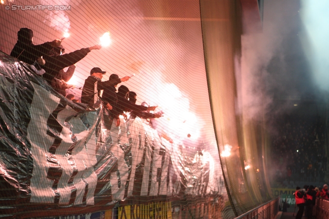 Sturm Graz - Wr. Neustadt
Oesterreichische Fussball Bundesliga, 18. Runde, SK Sturm Graz - SC Wiener Neustadt, Stadion Liebenau Graz, 01.12.2012. 

Foto zeigt Fans von Sturm
Schlüsselwörter: pyrotechnik