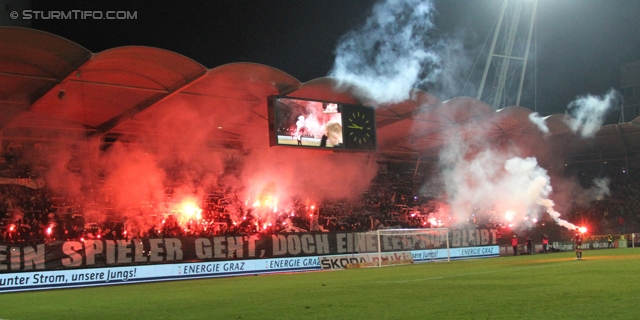 Sturm Graz - Wr. Neustadt
Oesterreichische Fussball Bundesliga, 18. Runde, SK Sturm Graz - SC Wiener Neustadt, Stadion Liebenau Graz, 01.12.2012. 

Foto zeigt Fans von Sturm
Schlüsselwörter: pyrotechnik